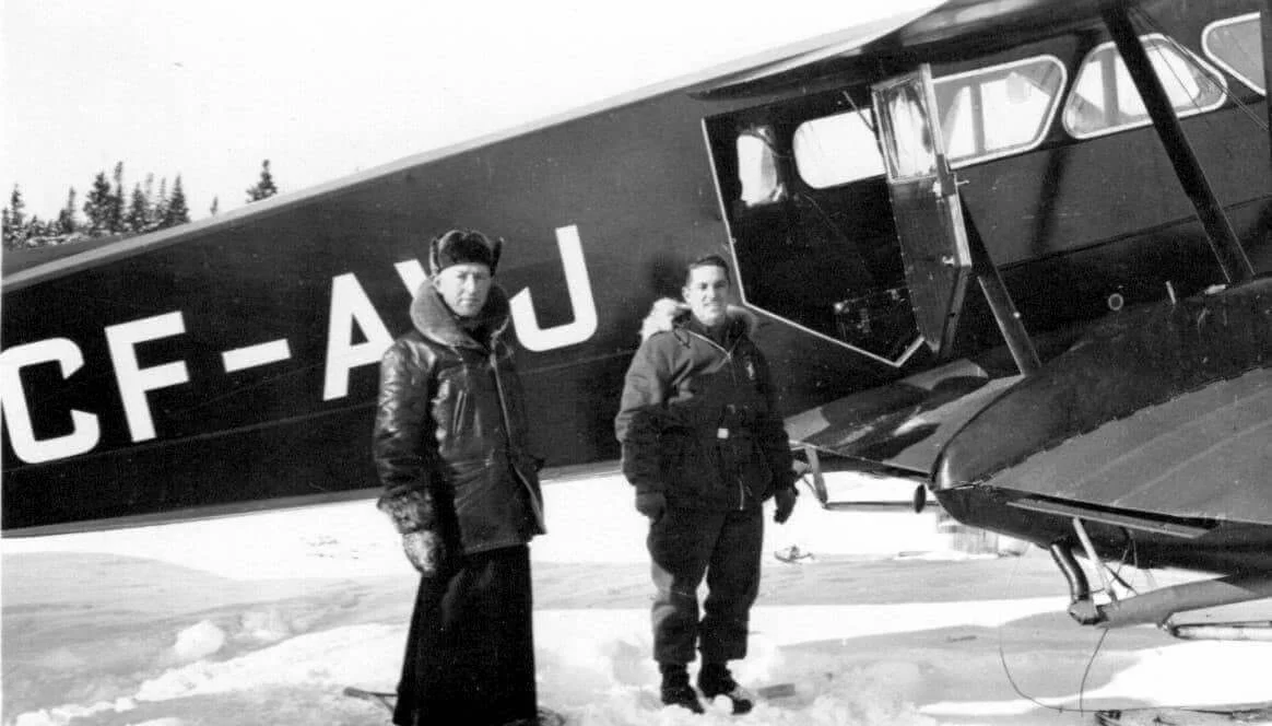 Denis Doucet e un compagno davanti a un aereo