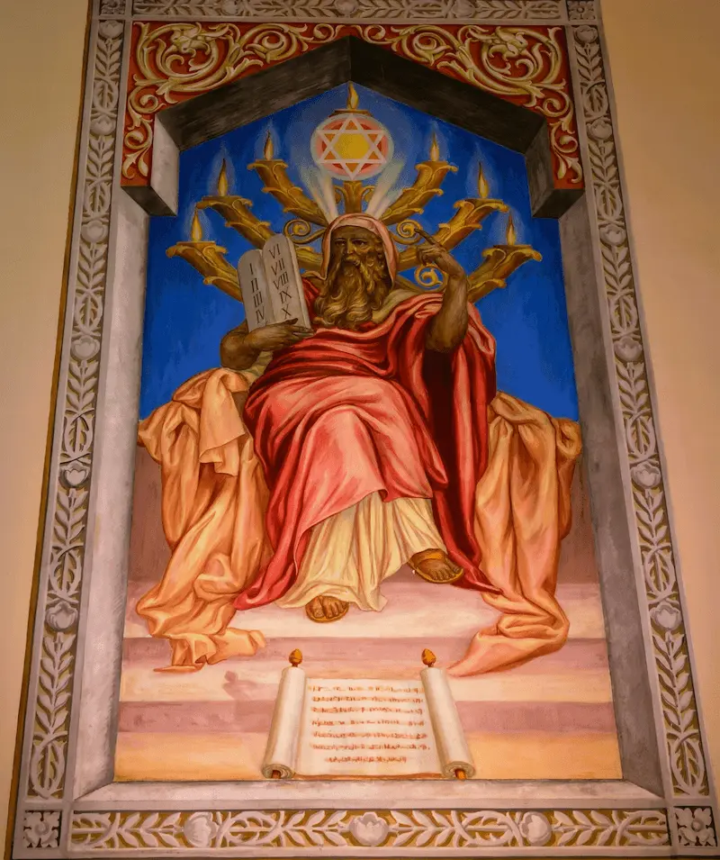 Mosè con le tavole della Legge, sotto una menorah e una stella di David